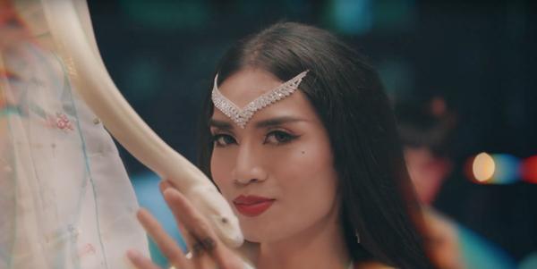 Ngô Kiến Huy công khai khoe vòng 3 gợi cảm không cần che chắn-4