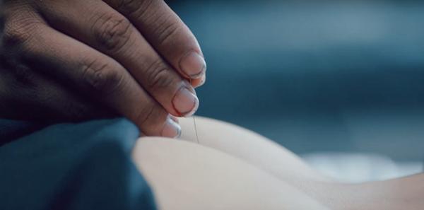 Ngô Kiến Huy công khai khoe vòng 3 gợi cảm không cần che chắn-8