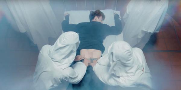 Ngô Kiến Huy công khai khoe vòng 3 gợi cảm không cần che chắn-7