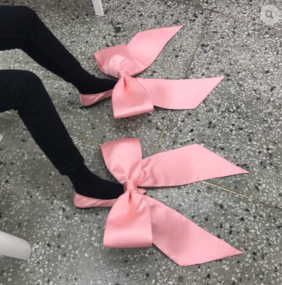 Tín đồ yêu nơ không thể ngó lơ: đôi giày gần 60 triệu đang hot nhất mạng xã hội với chiếc nơ siêu to khổng lồ-1