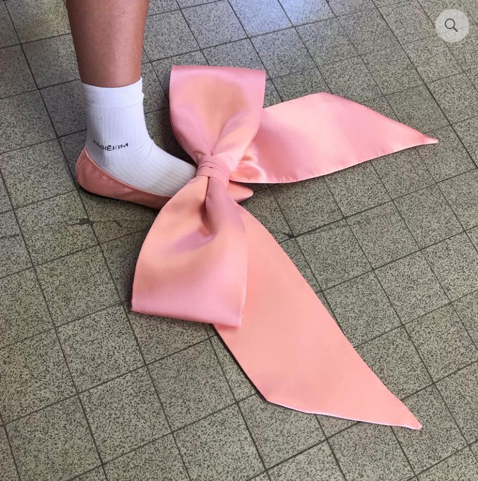 Tín đồ yêu nơ không thể ngó lơ: đôi giày gần 60 triệu đang hot nhất mạng xã hội với chiếc nơ siêu to khổng lồ-2