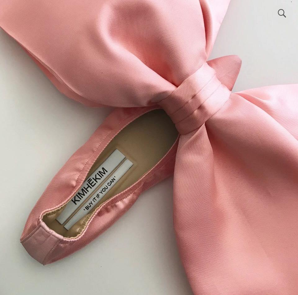 Tín đồ yêu nơ không thể ngó lơ: đôi giày gần 60 triệu đang hot nhất mạng xã hội với chiếc nơ siêu to khổng lồ-4