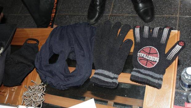 Clip: Thấy đối tượng cầm kiếm đi vào, nữ nhân viên hốt hoảng định chui xuống gầm bàn nhưng bị tên cướp kề dao cổ, cướp ngân hàng ở Lào Cai-4