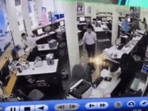 Clip: Thấy chủ say thuốc lào ngã lăn quay ra đất, chú chó hốt hoảng chạy đi tìm người đến cứu giúp-1