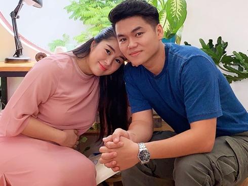 Đang gồng mình đau đẻ, Lê Phương vẫn phải đáp trả kẻ bóc phốt 'bán hàng mà chửi khách'