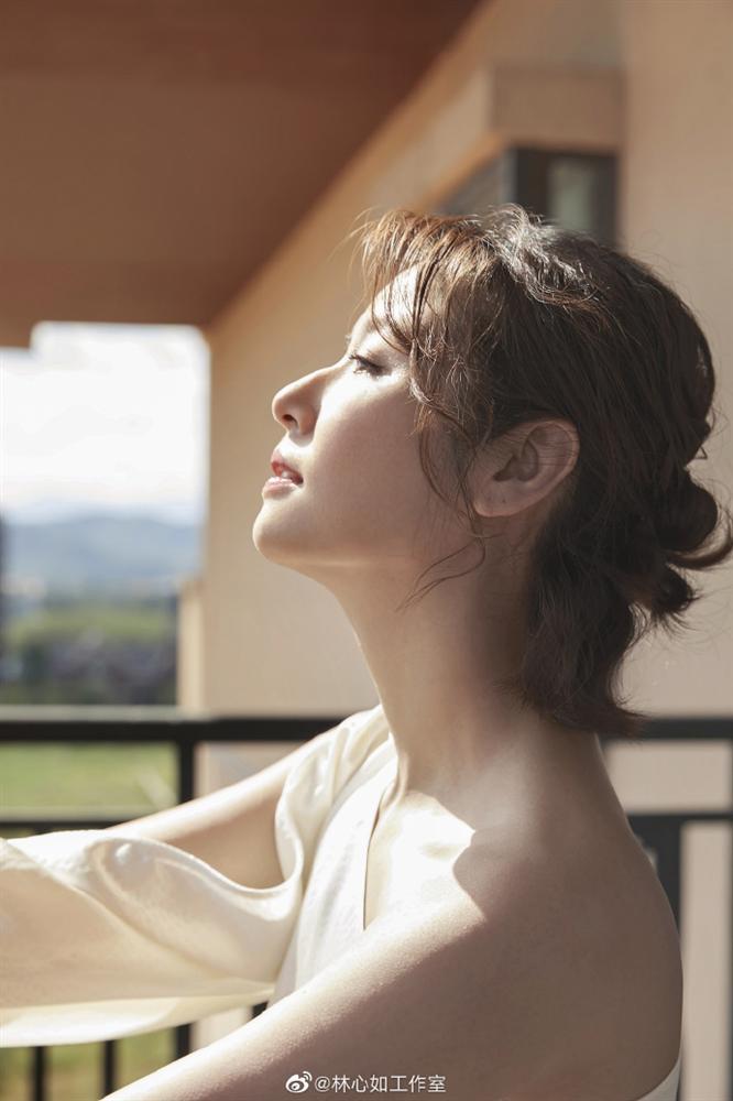 Lâm Tâm Như đi giày cao gót, khoe dáng chuẩn, gián tiếp phủ nhận tin đồn mang bầu ở tuổi 43-1