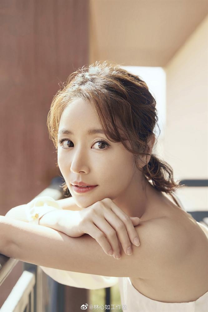 Lâm Tâm Như đi giày cao gót, khoe dáng chuẩn, gián tiếp phủ nhận tin đồn mang bầu ở tuổi 43-3