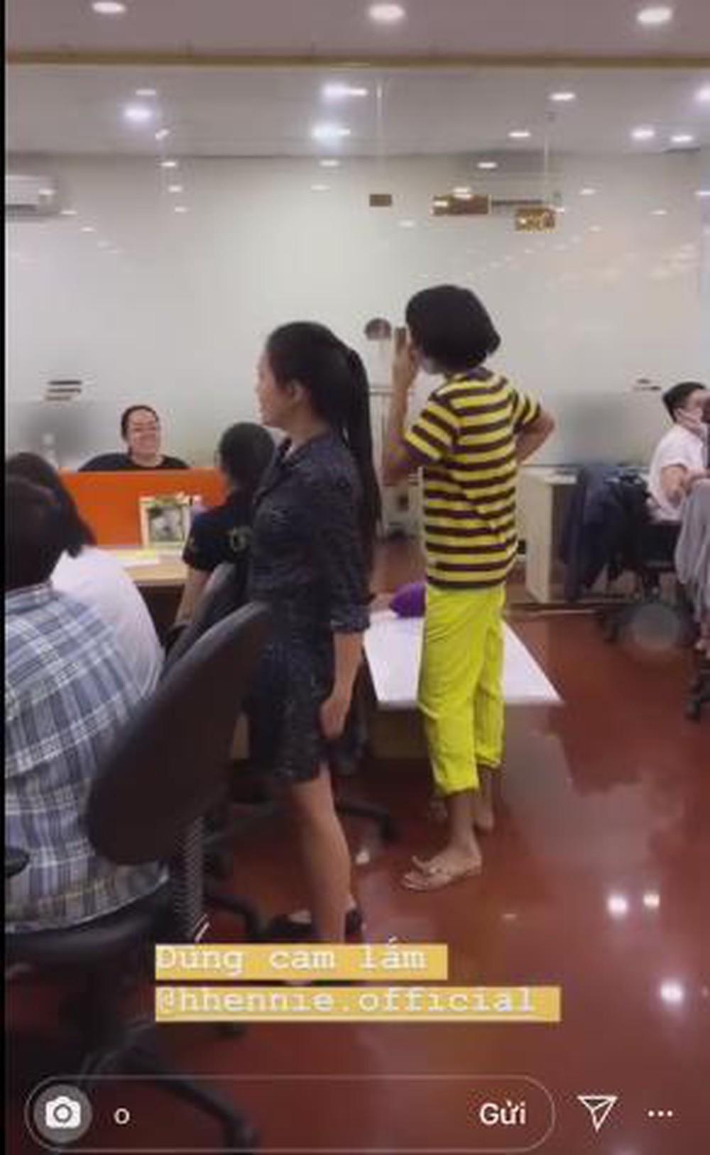 Hoa hậu HHen Niê bỏ chạy tán loạn khi phát hiện có người quay lén khoảnh khắc mặt mộc-1