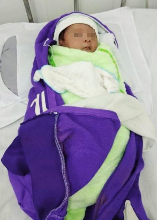 Cộng đồng mạng xôn xao khi bé trai 1 tháng tuổi bị bỏ rơi ngoài công viên kèm tờ giấy nhắn Con anh đó, anh Hưng-1