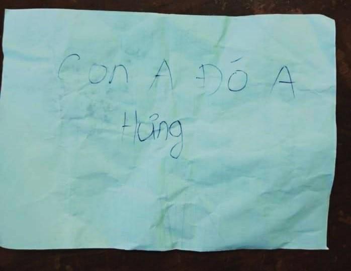 Cộng đồng mạng xôn xao khi bé trai 1 tháng tuổi bị bỏ rơi ngoài công viên kèm tờ giấy nhắn Con anh đó, anh Hưng-3