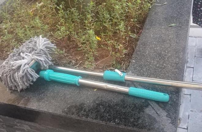 Chổi lau nhà rơi từ tầng 17 trúng đầu bé trai 1 tuổi-2