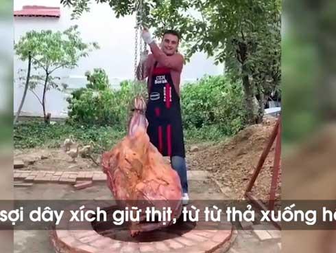 Đào hố 'chôn' tảng thịt bò khổng lồ, có ngay món ngon khó cưỡng