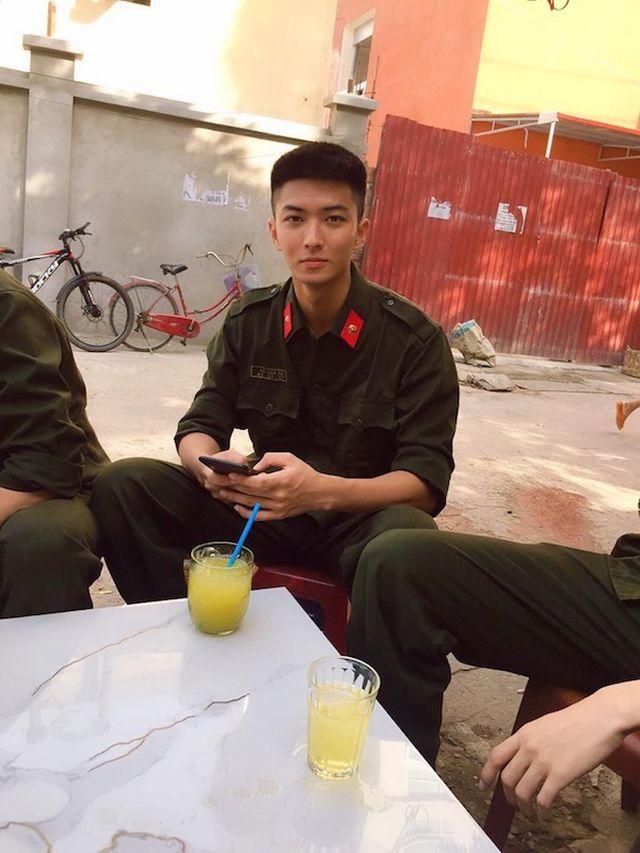 Lên mạng đăng ảnh dậy thì thành công, chiến sĩ công an bị hội gái trẻ lùng gấp info-4