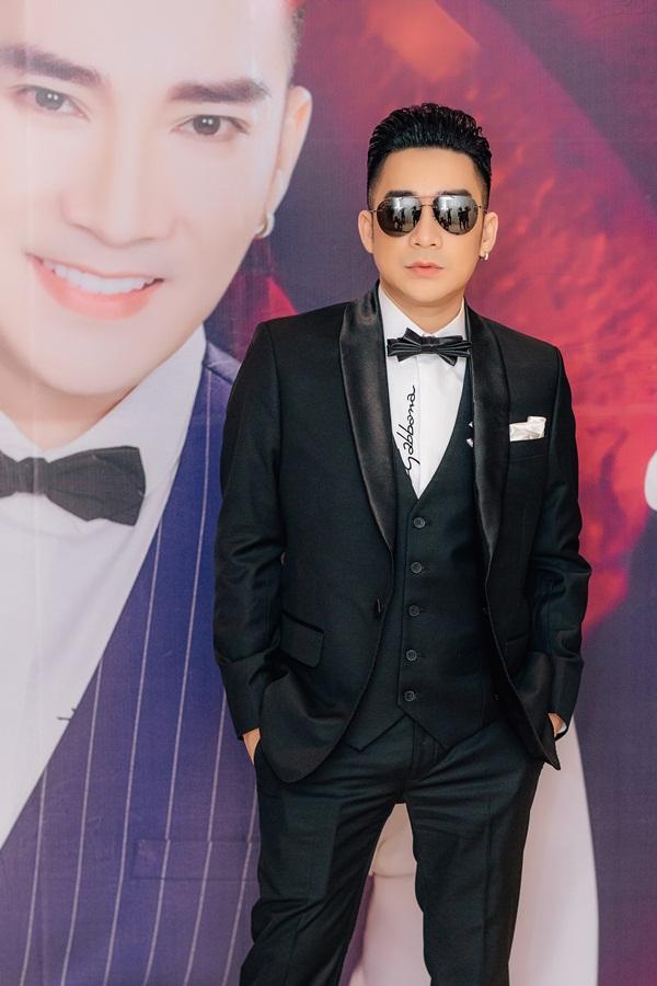 Lệ Quyên xách túi hiệu giá ngang ngửa một căn nhà tới chúc mừng liveshow Quang Hà-2