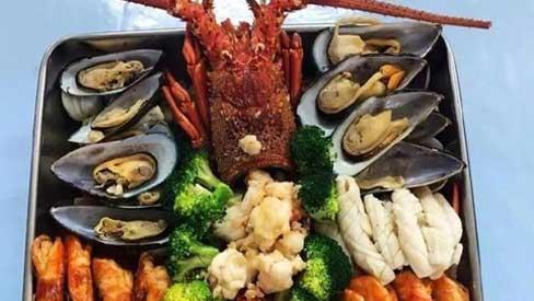 Choáng ngợp trước cơm ngập hải sản của nhân viên Huawei