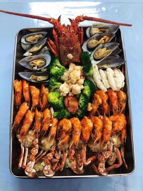 Choáng ngợp trước cơm ngập hải sản của nhân viên Huawei-1