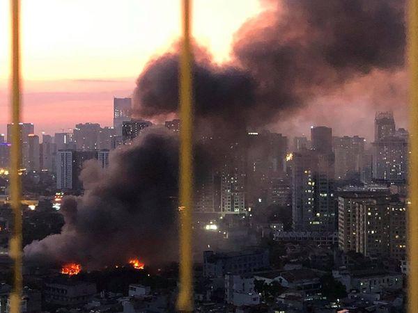 Đang cháy cực lớn kèm nhiều tiếng nổ tại nhà máy bóng đèn phích nước Rạng Đông, hàng chục công nhân lao vào cứu hàng-1