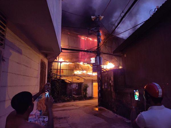 Đang cháy cực lớn kèm nhiều tiếng nổ tại nhà máy bóng đèn phích nước Rạng Đông, hàng chục công nhân lao vào cứu hàng-2