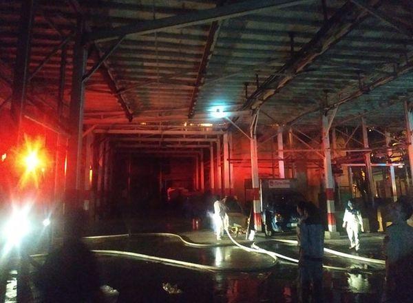 Đang cháy cực lớn kèm nhiều tiếng nổ tại nhà máy bóng đèn phích nước Rạng Đông, hàng chục công nhân lao vào cứu hàng-3