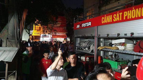 Đang cháy cực lớn kèm nhiều tiếng nổ tại nhà máy bóng đèn phích nước Rạng Đông, hàng chục công nhân lao vào cứu hàng-4