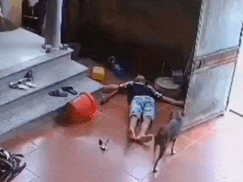 Clip: Trời mưa giông giật đùng đùng, 2 mẹ con vào sảnh khách sạn lớn trú mưa bị người đàn ông đuổi thẳng cổ-5