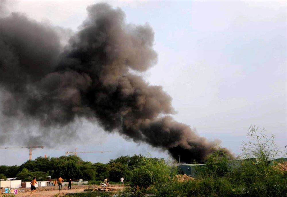 Lửa thiêu rụi hơn trăm m2 nhà xưởng ở làng nghề Triều Khúc-1