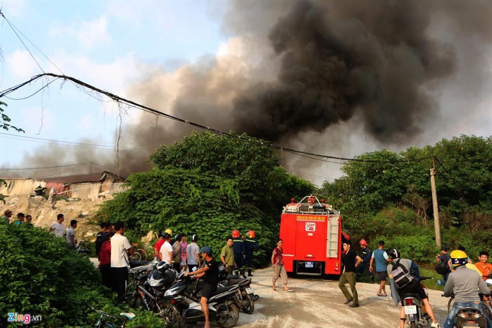 Lửa thiêu rụi hơn trăm m2 nhà xưởng ở làng nghề Triều Khúc-2