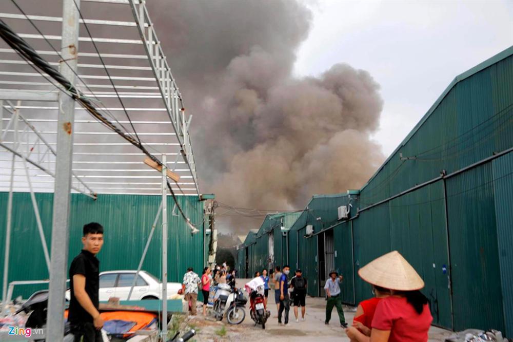Lửa thiêu rụi hơn trăm m2 nhà xưởng ở làng nghề Triều Khúc-3