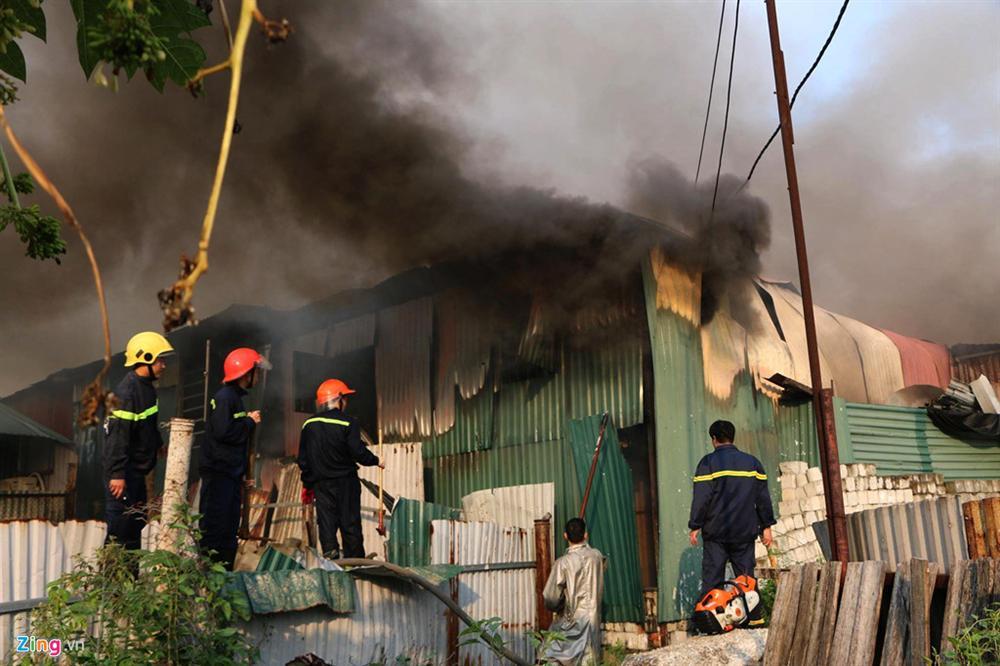 Lửa thiêu rụi hơn trăm m2 nhà xưởng ở làng nghề Triều Khúc-4
