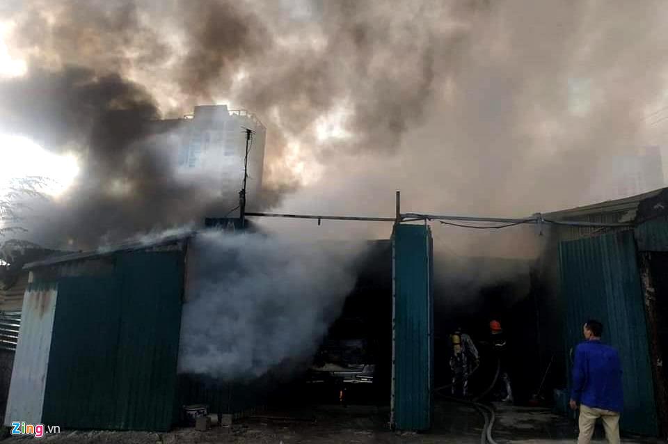 Lửa thiêu rụi hơn trăm m2 nhà xưởng ở làng nghề Triều Khúc-6