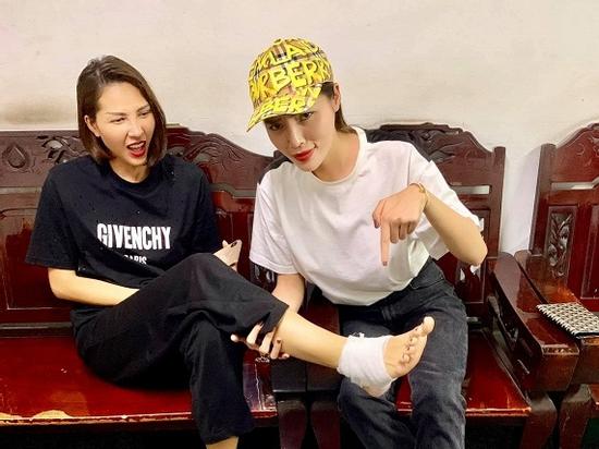 Minh Triệu chỉ bị đau chân, Kỳ Duyên đã vội xoa bóp và làm hẳn bài thơ con cóc cho tri kỉ