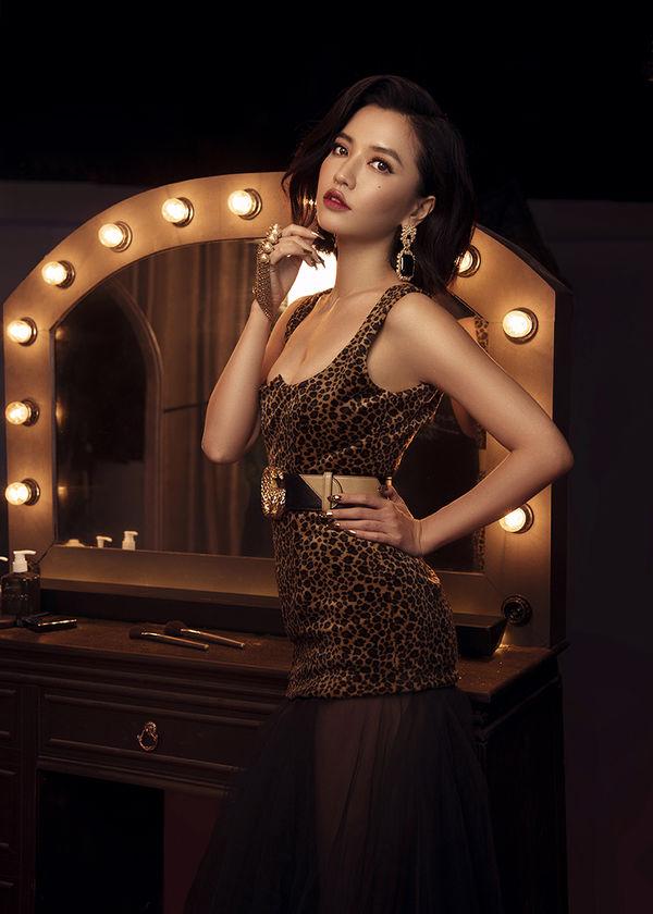 Bích Phương đụng hàng cả Ngọc Trinh và Chi Pu trong MV Đi đu đưa đi: phe toàn lá ít xôi thắng hay phe xôi thịt thắng đây?-12