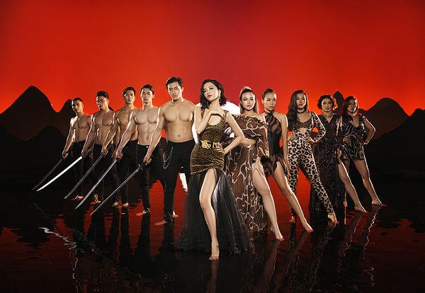 Bích Phương đụng hàng cả Ngọc Trinh và Chi Pu trong MV Đi đu đưa đi: phe toàn lá ít xôi thắng hay phe xôi thịt thắng đây?-10