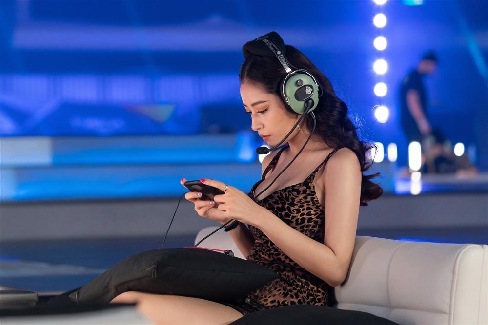 Bích Phương đụng hàng cả Ngọc Trinh và Chi Pu trong MV Đi đu đưa đi: phe toàn lá ít xôi thắng hay phe xôi thịt thắng đây?-16