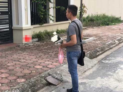 Clip: Cởi áo lau yên xe để vợ ngồi cho sạch, anh chồng được dân mạng khen ga lăng hết lời-3