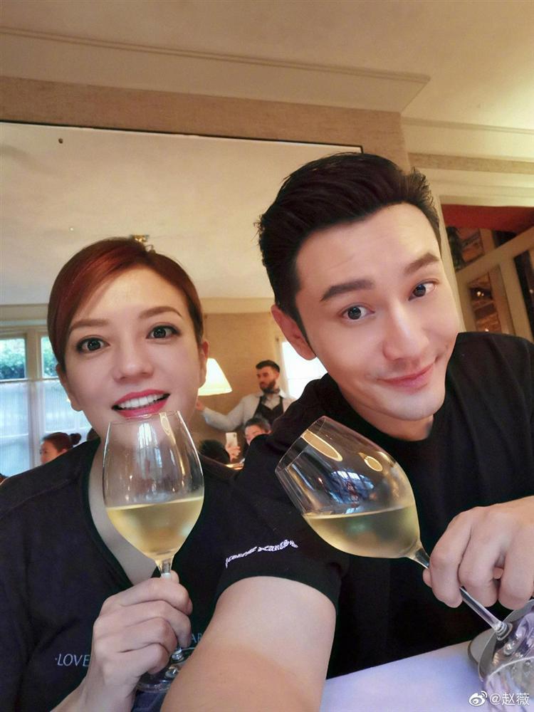 Triệu Vy hồn nhiên khoe mặt mộc già nua từ sân bay, phim trường đến chụp hình cùng Huỳnh Hiểu Minh-1