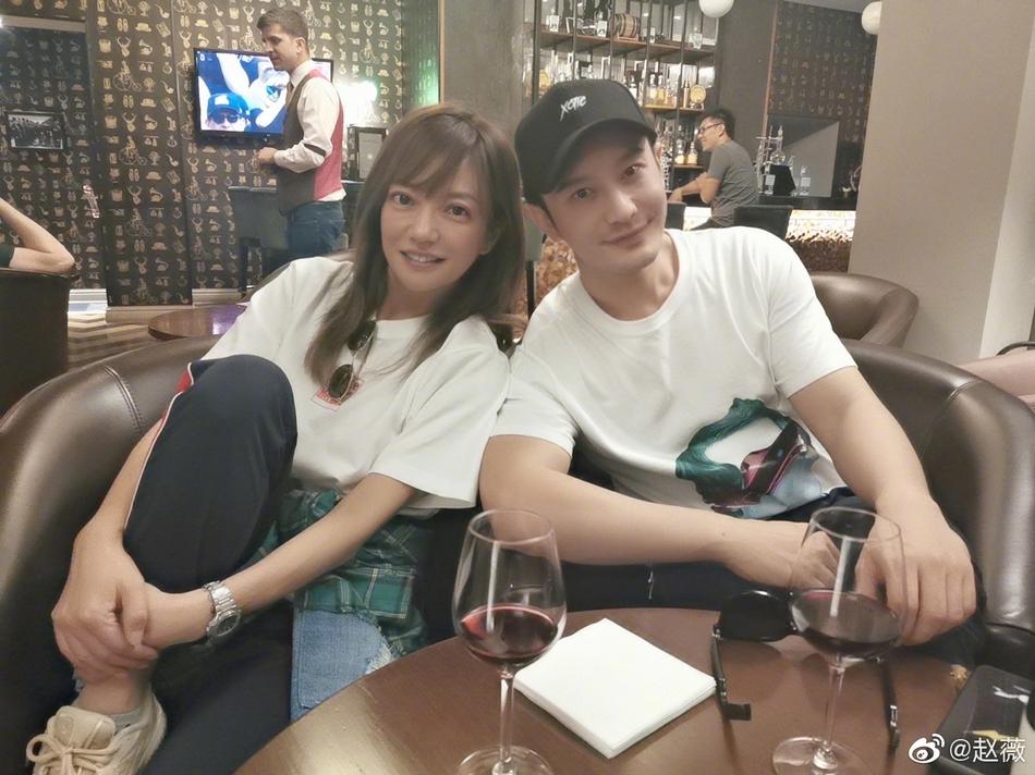 Triệu Vy hồn nhiên khoe mặt mộc già nua từ sân bay, phim trường đến chụp hình cùng Huỳnh Hiểu Minh-2