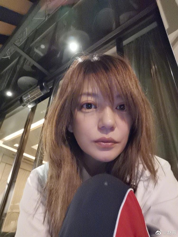 Triệu Vy hồn nhiên khoe mặt mộc già nua từ sân bay, phim trường đến chụp hình cùng Huỳnh Hiểu Minh-3