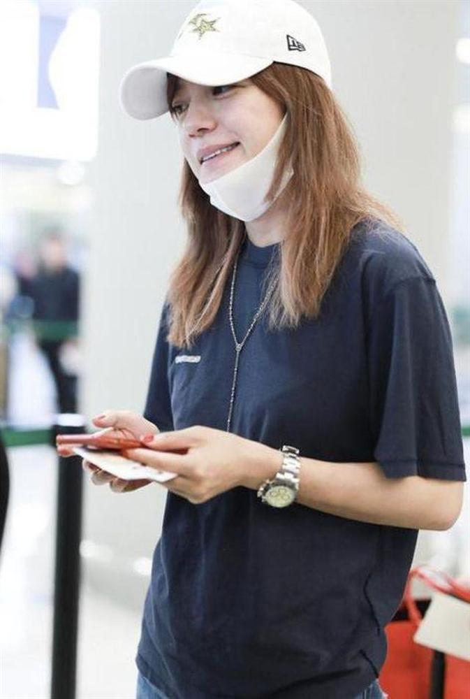 Triệu Vy hồn nhiên khoe mặt mộc già nua từ sân bay, phim trường đến chụp hình cùng Huỳnh Hiểu Minh-8