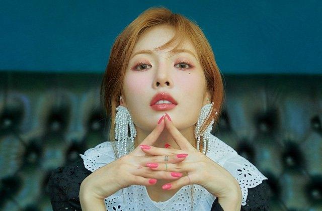 HyunA lấy lại phong độ, mạnh dạn khoe vòng 3 gợi cảm trong bộ đồ hầu gái-1