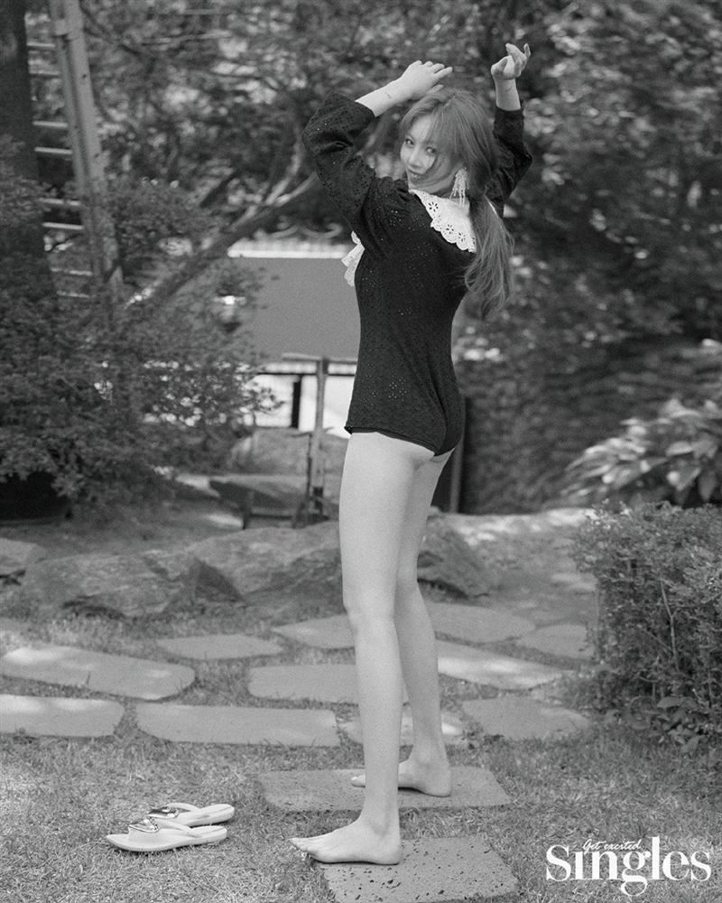 HyunA lấy lại phong độ, mạnh dạn khoe vòng 3 gợi cảm trong bộ đồ hầu gái-4