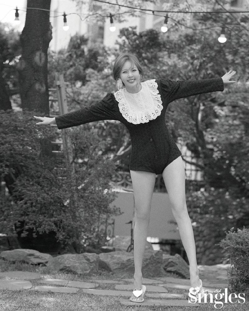 HyunA lấy lại phong độ, mạnh dạn khoe vòng 3 gợi cảm trong bộ đồ hầu gái-7