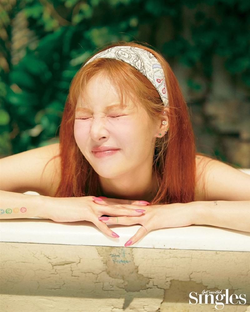 HyunA lấy lại phong độ, mạnh dạn khoe vòng 3 gợi cảm trong bộ đồ hầu gái-11