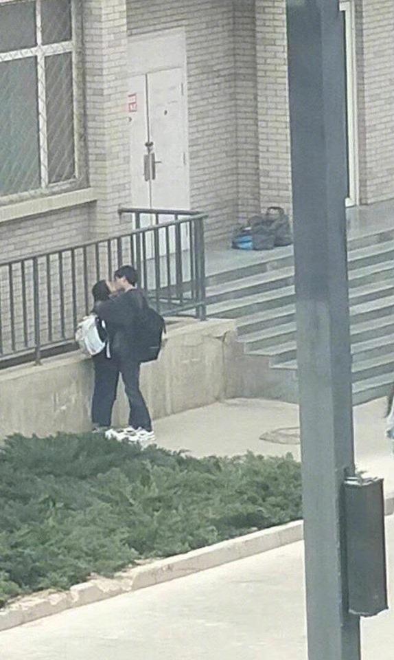 Hôn nhau như nuốt lưỡi đã là gì, tư thế yêu của đôi bạn trẻ khiến người nhìn muốn gãy cột sống-2