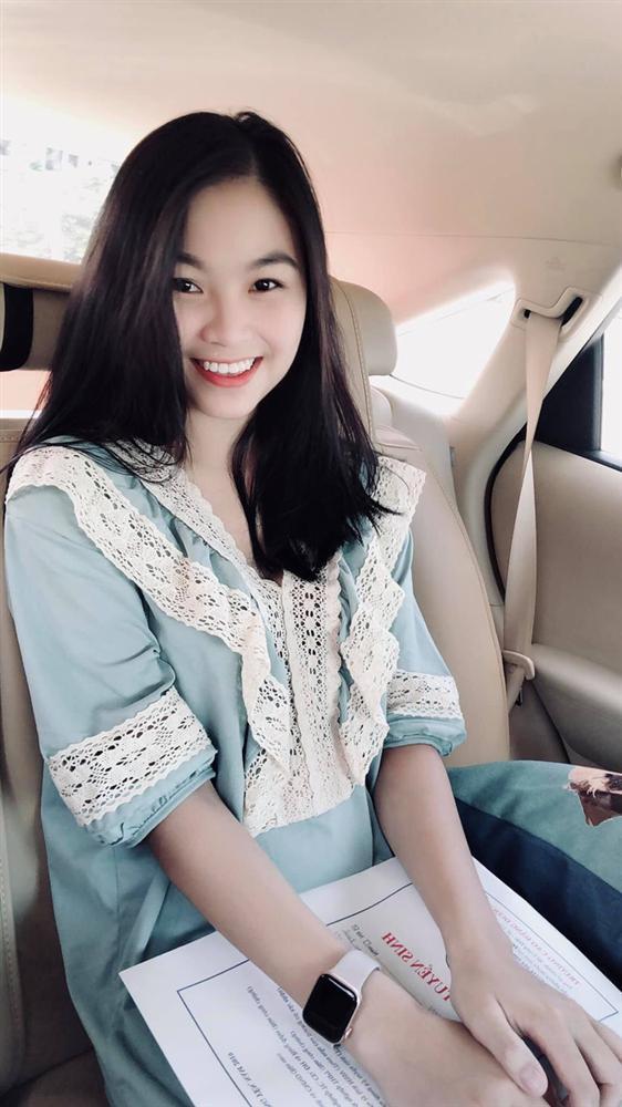 Đứng trên bục giảng check-in, cô giáo xinh đẹp liên tục bị xin link và sự thật phía sau-2