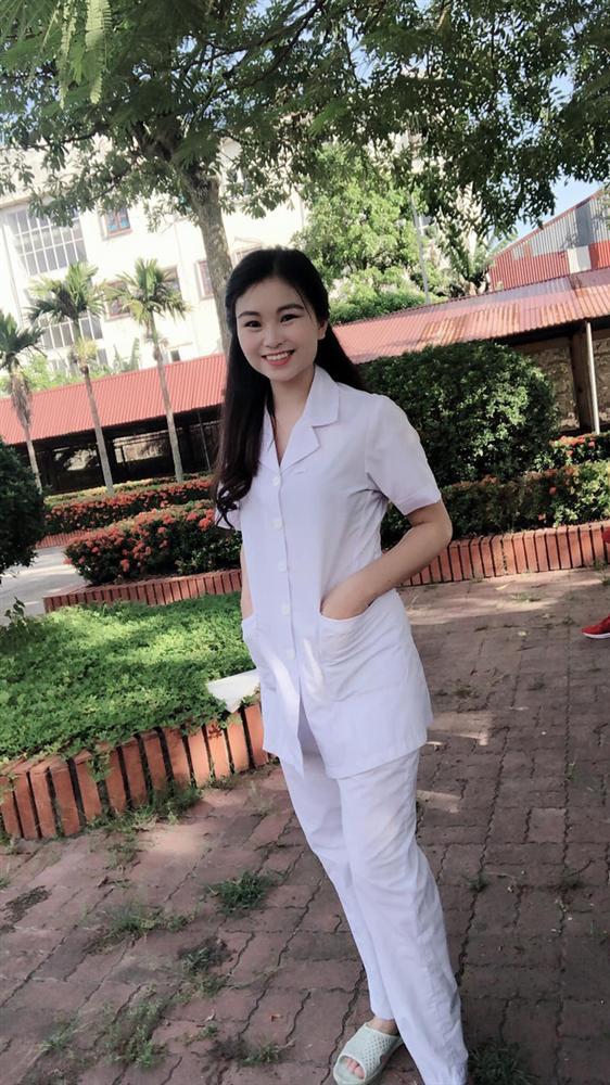 Đứng trên bục giảng check-in, cô giáo xinh đẹp liên tục bị xin link và sự thật phía sau-4