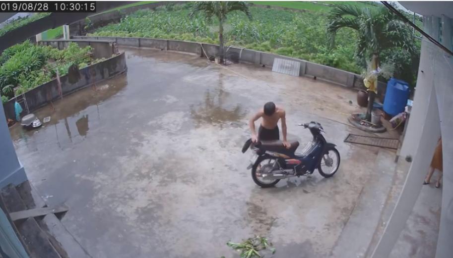Clip: Cởi áo lau yên xe để vợ ngồi cho sạch, anh chồng được dân mạng khen ga lăng hết lời-1