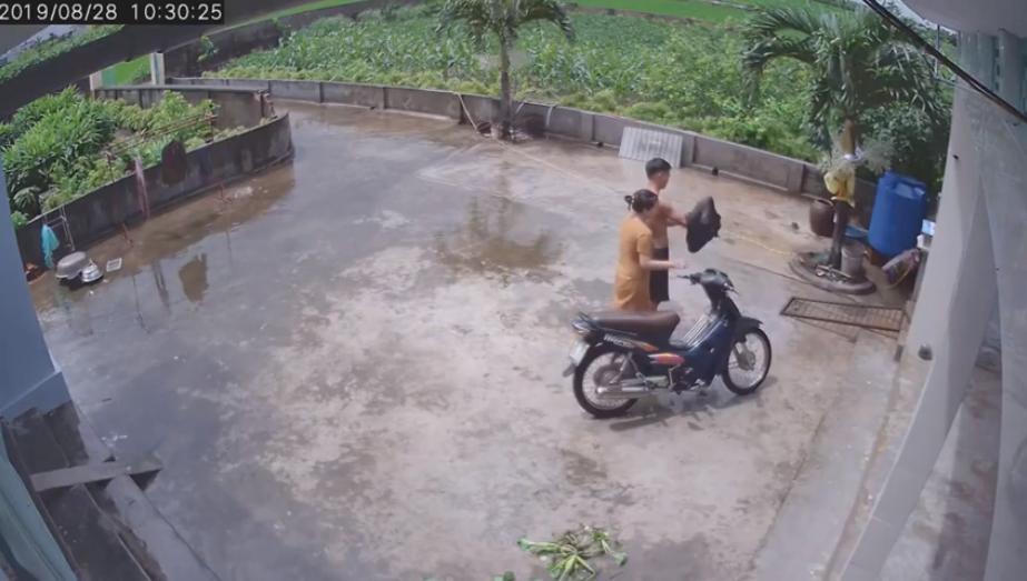 Clip: Cởi áo lau yên xe để vợ ngồi cho sạch, anh chồng được dân mạng khen ga lăng hết lời-2