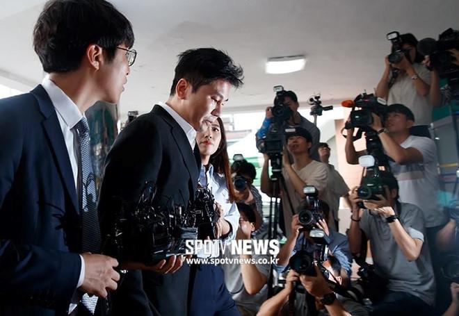 Cựu chủ tịch YG cúi đầu xin lỗi vì đánh bạc xuyên quốc gia-11