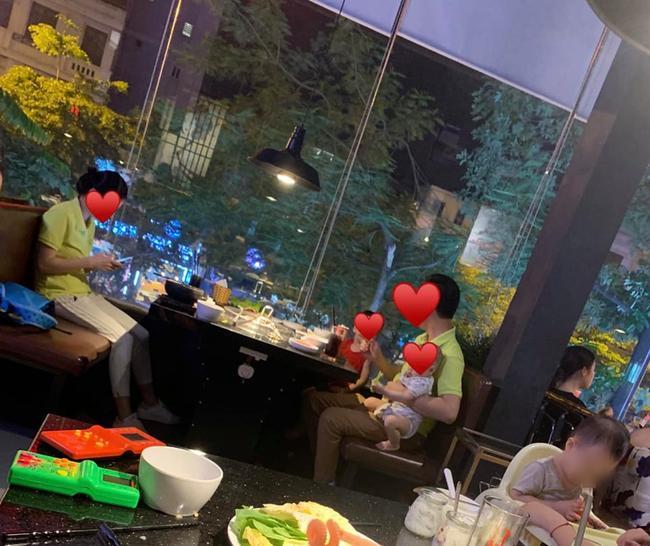 Sau vụ võ sư đánh vợ, hình ảnh anh chồng 1 tay chăm 2 con nhỏ để vợ thảnh thơi ngồi ăn tại nhà hàng được ca tụng hết lời-2